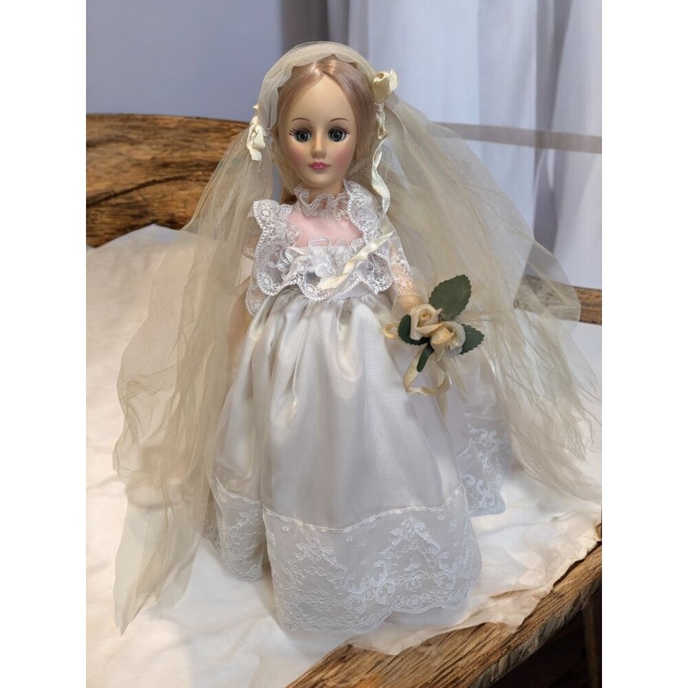 Vintage Effanbee Bride Doll With White Satin & Lace Gown Veil Bouquet & Stand 19